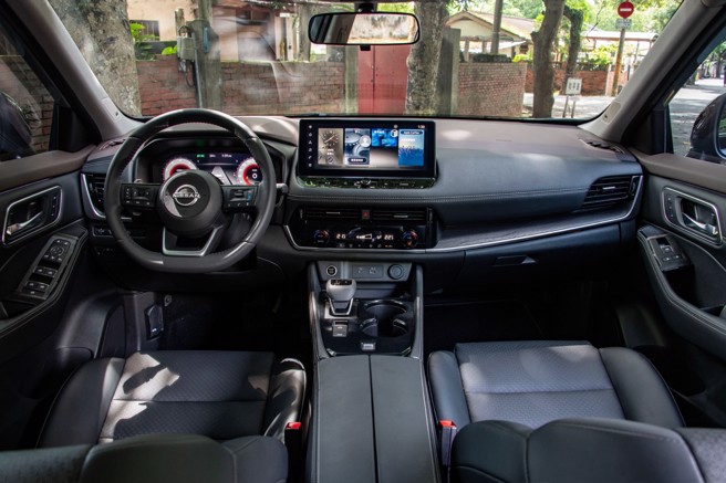 内装融和皮革、金属与木纹，方向盘的皮革触感细致。（陈大任摄）