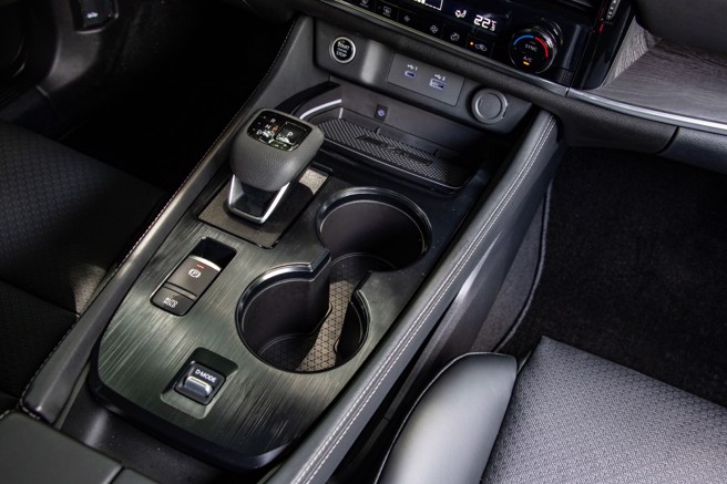 排檔座平整大方，右侧为多功能置物区。（陈大任摄）