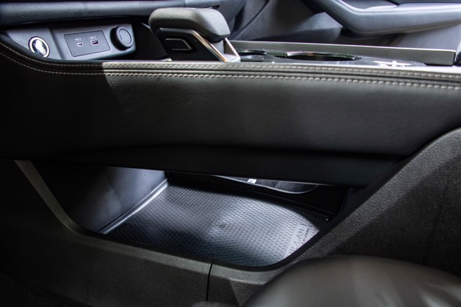 中央鞍座下方置物空间。（陈大任摄）