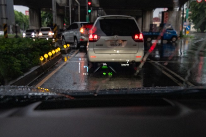 10.8吋抬头显示器内容丰富。（陈大任摄）