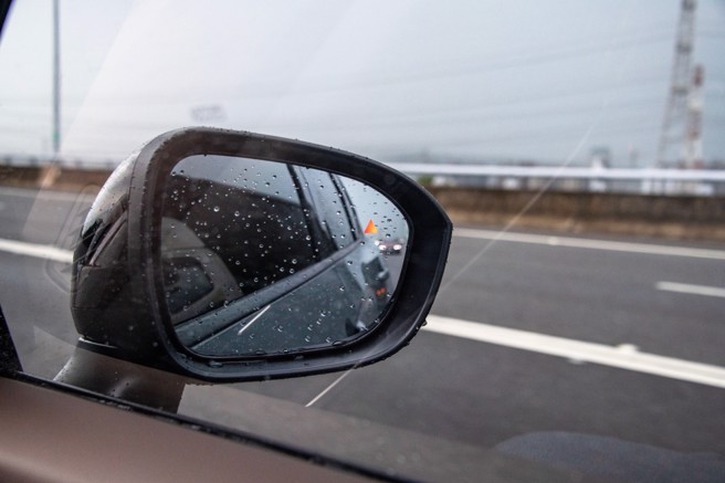 盲点侦测大幅提升行车安全。（陈大任摄）