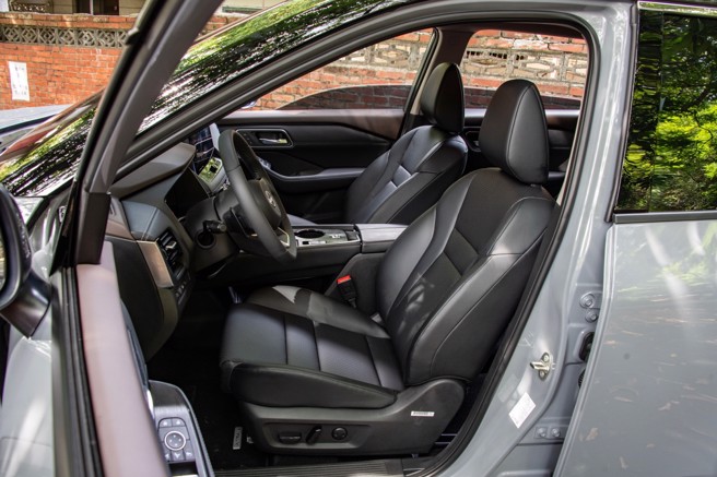 前座椅椅型提供不错的包覆性与腰部支撑。（陈大任摄）   