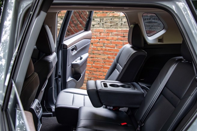 后座椅採6/4 分离并可前后滑移。（陈大任摄） 