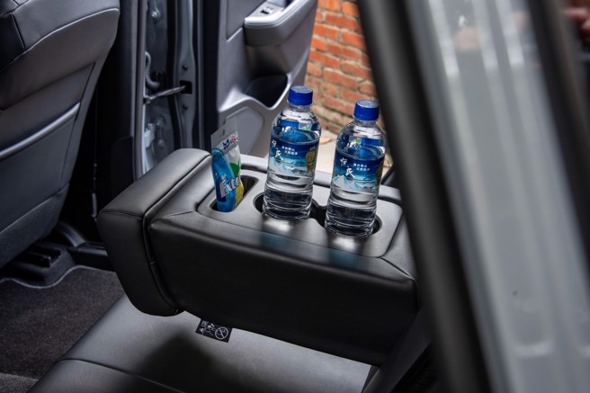 后座中央椅背前倾可变扶手，并具置物功能。（陈大任摄）