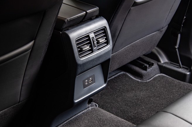 后座空调出风口及USB充电插孔。（陈大任摄）