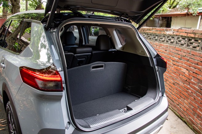 行李厢底板具有分类置物的功能。（陈大任摄）