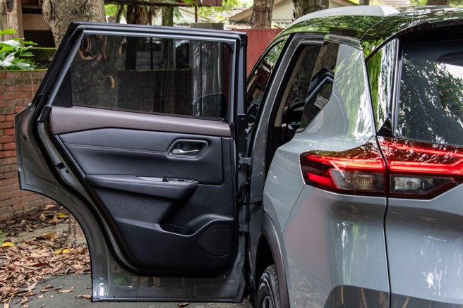 后门开度大，几乎达到直角， 方便上下车。（陈大任摄）