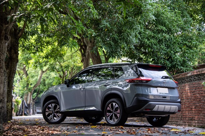 从后方看去，NISSAN X-TRAIL轻油电的外型显得相当帅气。（陈大任摄）