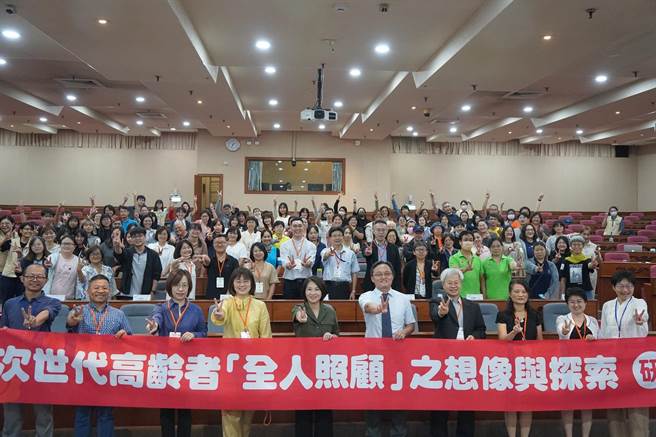 全人照顾核心理念，吸引全台对屏东照顾模式有兴趣的民眾一同与会。(屏县府提供)