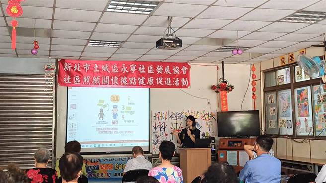 土城警分局昨(21)日特地至永寧社区发展协会举办治安座谈会。（警察局提供）