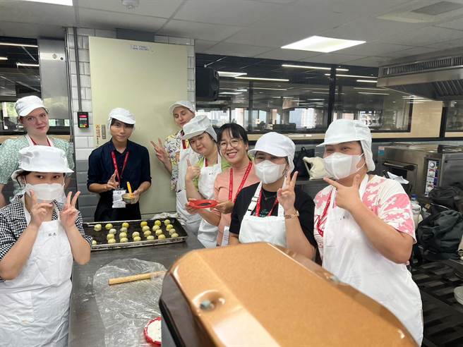 弘光科大华语文中心举办别开生面的「学华语，做月饼」活动，教做台湾目前最夯的蛋黄酥。（陈淑娥摄）