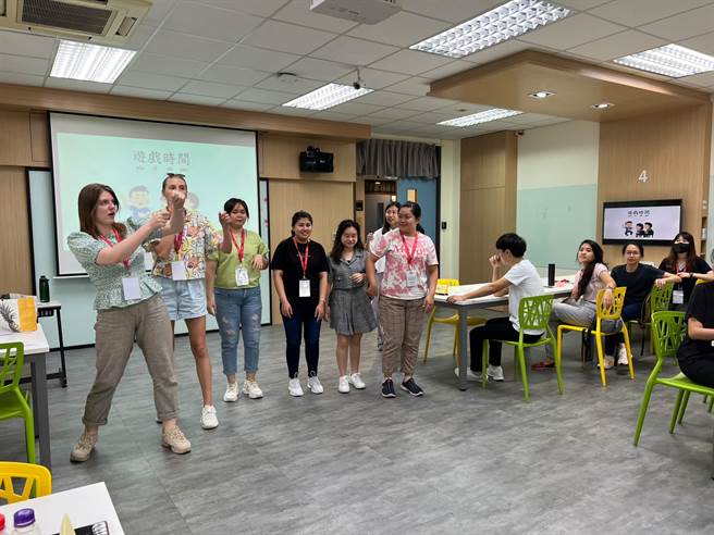 弘光科大华语文中心举办别开生面的「学华语，做月饼」活动，教做台湾目前最夯的蛋黄酥。（陈淑娥摄）