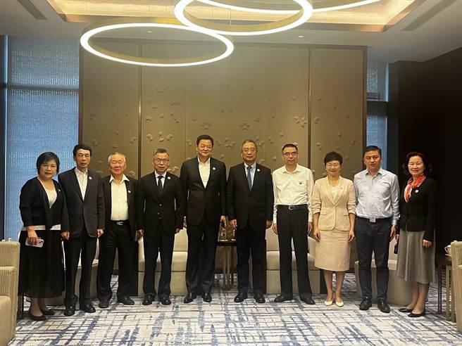 「數字技術推動下的文旅商傳承與發展」2023年滬台研討會21日在上海舉辦，旺旺中時媒體集團副董事長周錫瑋（左五）、《旺報》社長兼總主筆戎撫天（左三），及上海市政府參事室主任莫負春（右五）、上海市文旅局長方世忠（左四）等滬台嘉賓出席與會。（主辦方提供）