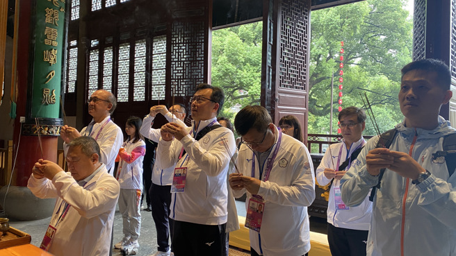 中華代表團團長林鴻道（左前）、教育部次長林騰蛟（左起）、體育署長鄭世忠、總領隊蔡家福前往西湖淨慈禪寺為中華隊祈福。（體育署提供）