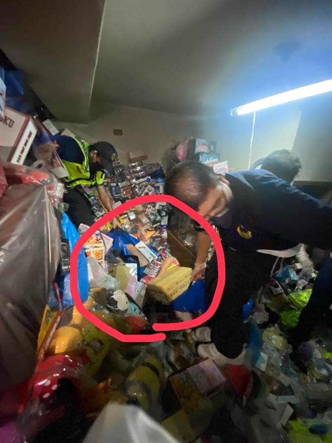 竹山消防大队获报前往失联者家中，赫然发现男子昏迷在自己收藏的一堆回收物中不省人事。南投县消防局提供