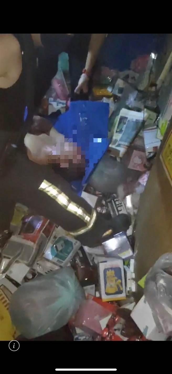 警消合力将昏迷的李姓男子从一堆回收物中救出送医。南投县政府提供