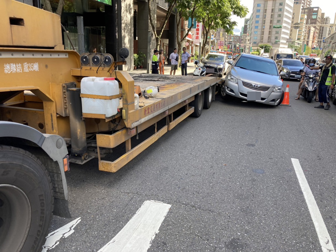 自小客不明原因撞上停在路边的曳引车，车身倾斜30度卡在曳引车后方，动弹不得。（图／警方提供）