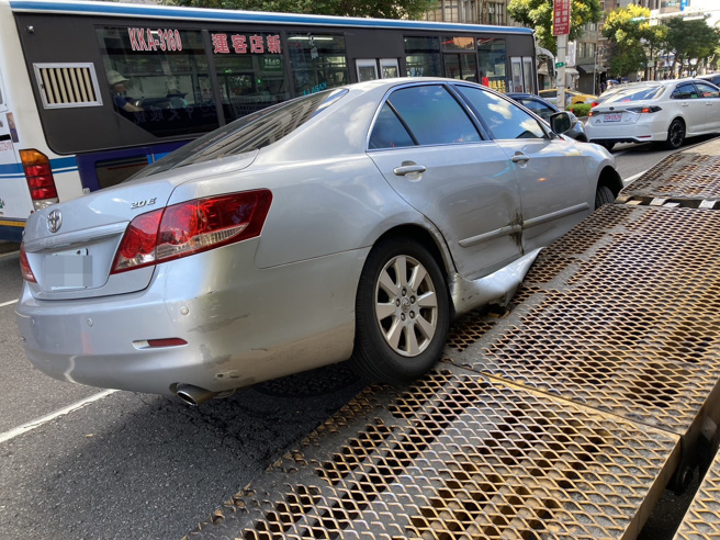 自小客不明原因撞上停在路边的曳引车，车身倾斜30度卡在曳引车后方，动弹不得。（图／警方提供）