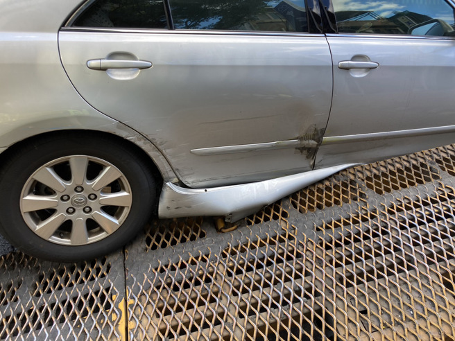 自小客不明原因撞上停在路边的曳引车，车身倾斜30度卡在曳引车后方，动弹不得。（图／警方提供）