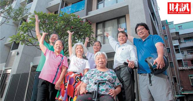 芦洲民义段海砂屋走了10年自主更新，在住户凝聚向心力加上专业协助下，成为新北市首件自主更新重建完工的案子。如今，住户欢喜入新厝。(图/财讯提供)