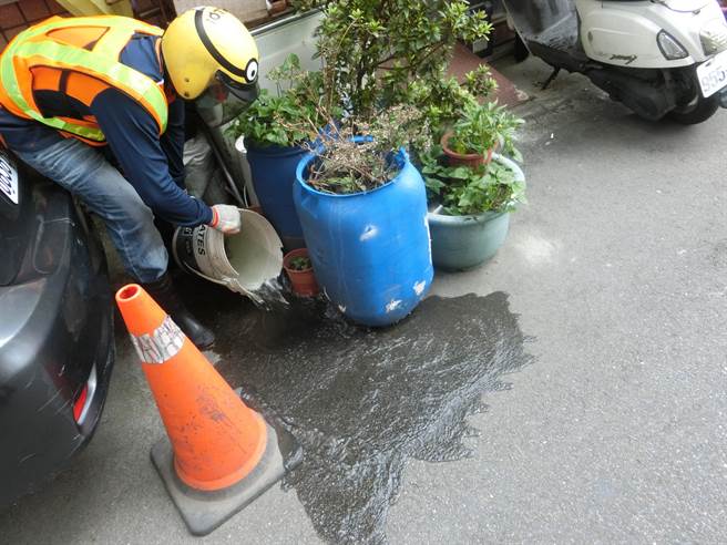 新北市提醒民眾強居家環境「巡」、「倒」、「清」、「刷」，協力防治登革熱。（新北市衛生局提供）
