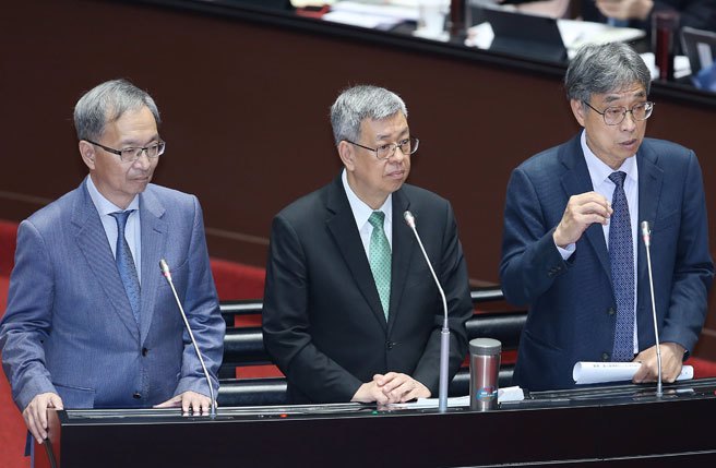 农业部代理部长陈骏季（右起）、行政院长陈建仁、卫福部长薛瑞元22日前往立法院专案报告农业部办理专案进口鸡蛋相关事项并答询。（姚志平摄）