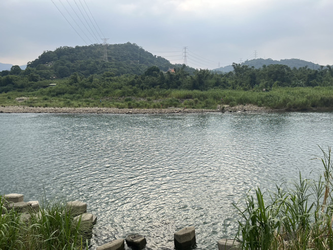 新北市新店青潭堰日前发生遭民眾遭水流冲走。（图／警方提供）