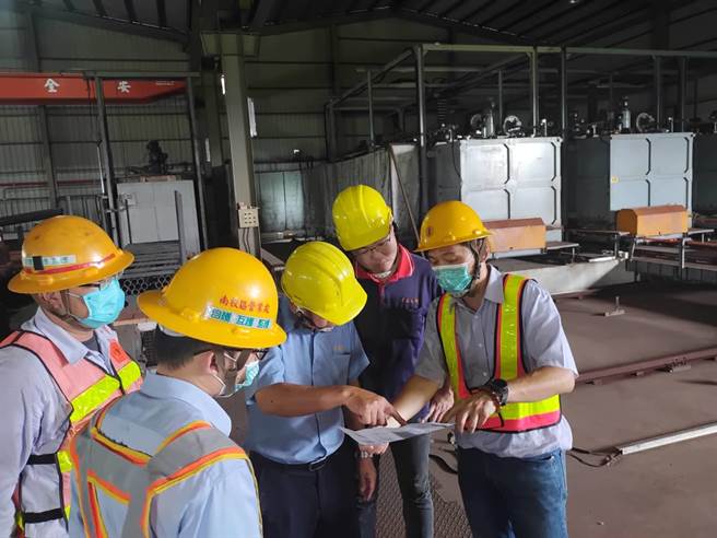 南投草屯一间金属加工用电大户今年利用三段电费计价合併作业时间改採离峰用电，4个月减少134万电费。台电南投区提供