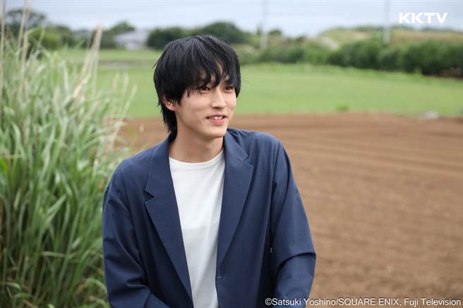 杉野遥亮饰演的年轻书法家半田清舟为求突破搬到乡下海岛居住。（KKTV提供）