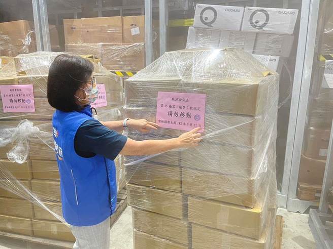 云林县卫生局人员今（22日）到西螺一加冷链仓储封存改标产地为台湾的新北市永成蛋品制造的冷冻杀菌液蛋。（云林县卫生局提供）