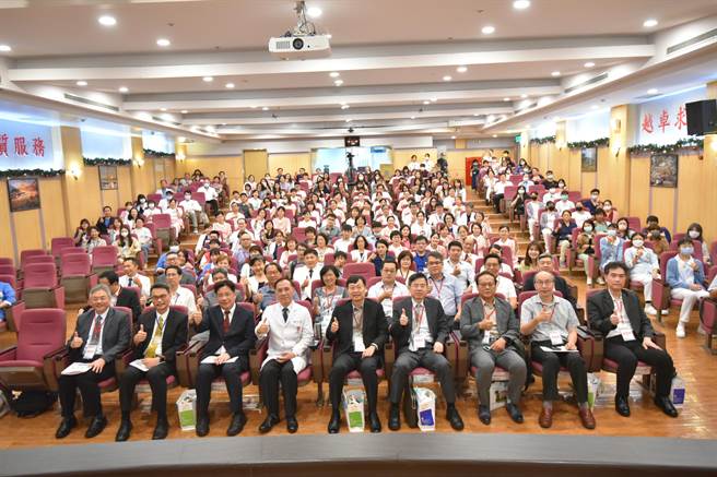 卫福部医福会和部立桃园医院今天携手办理「第12届全人医疗暨整合服务研讨会暨国际论坛」。（桃园医院提供／陈梦茹桃园传真）