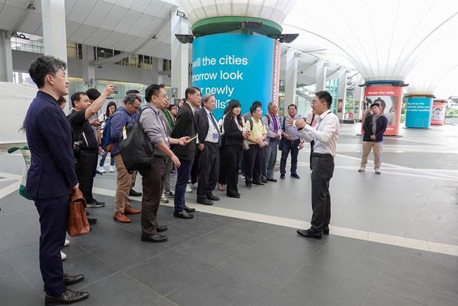 拓销团参访新加坡5G创新生态系之一的「新加坡5G＆AIoT中心（Singapore 5G ＆ AIoT Centre）」。（经发局提供）