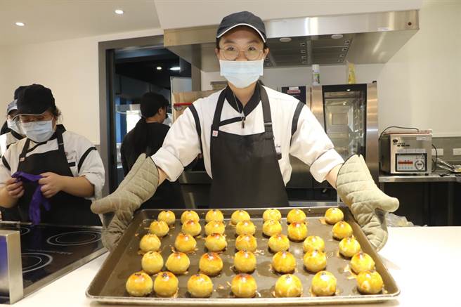 黎明技术学院餐饮管理系学生做公益，制作蛋黄酥送给弱势家庭及独居长者。（社会局提供）