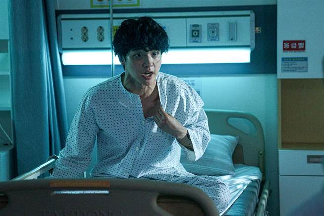 張東潤在《極惡變身》裡飾演變態的連環殺人犯。（車庫娛樂提供）