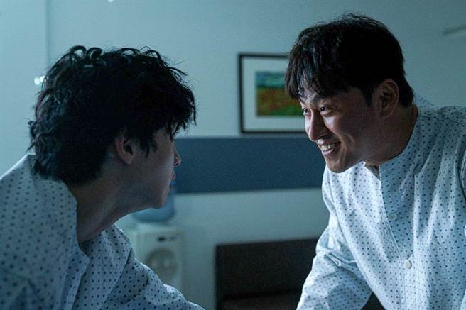 張東潤（左）和吳代煥在《極惡變身》上演了互相交換身體的戲碼。（車庫娛樂提供）