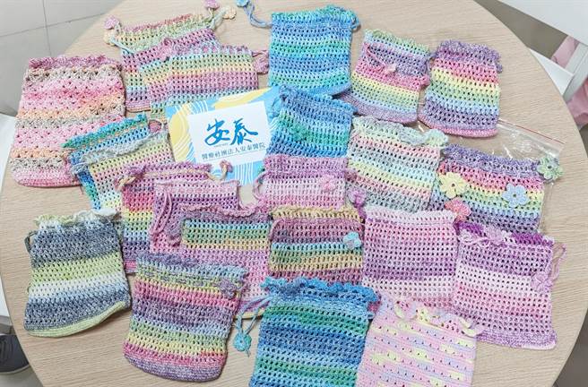 屏东东港安泰医院的医师、护理师不仅能拿手术刀医治病患，还能为传递爱心组成编织大队，亲手缝纫束口袋支持人本三重青少年基地的义卖活动。（东港安泰医院提供／谢佳潾屏东传真）