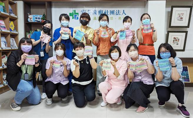 屏东东港安泰医院的医师、护理师不仅能拿手术刀医治病患，还能为传递爱心组成编织大队，亲手缝纫束口袋支持人本三重青少年基地的义卖活动。（东港安泰医院提供／谢佳潾屏东传真）