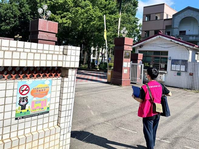 南投县卫生局因应菸害防制法修法后校外也禁菸，稽查半年共查获22件违规。南投县卫生局提供