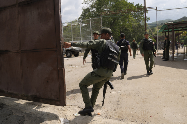 委内瑞拉上万名军警20日突袭北部阿拉瓜州托克隆监狱，从黑帮手中夺回掌控权。（美联社）
