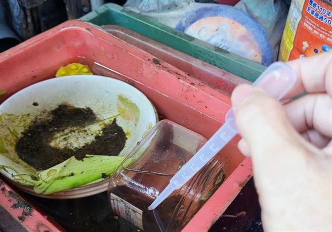 台南市登革热疫情严峻，市府吁请民眾一起清除孳生源，降低疫情扩散风险。（卫生局提供／洪荣志台南传真）