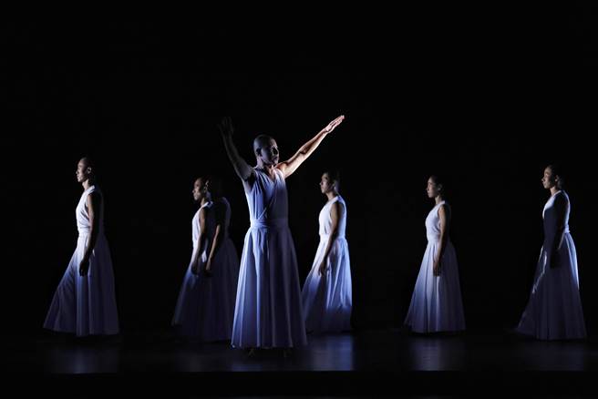 优人神鼓35周年经典《墨具五色》2.0。作品结合影像设计王奕盛与画家柯淑铃对生命的体悟，创造出表演者与舞台空间的绝妙意境。（陈信翰摄）