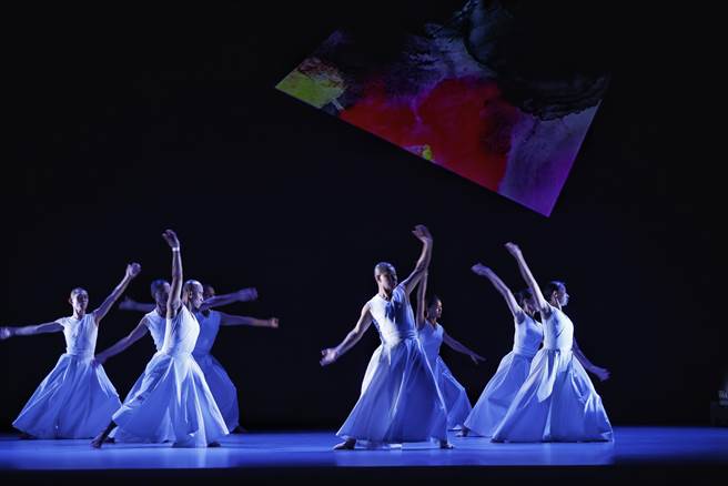 优人神鼓35周年经典《墨具五色》2.0。作品结合影像设计王奕盛与画家柯淑铃对生命的体悟，创造出表演者与舞台空间的绝妙意境。（陈信翰摄）