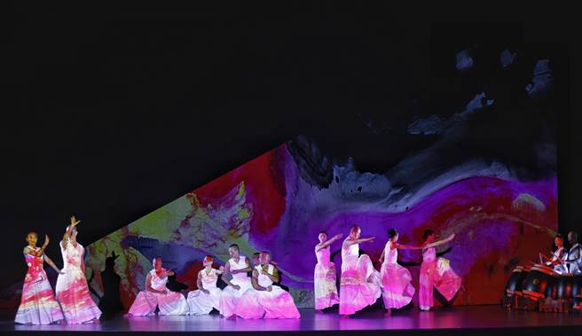 优人神鼓35周年经典《墨具五色》2.0。作品结合影像设计王奕盛与画家柯淑铃对生命的体悟，创造出表演者与舞台空间的绝妙意境。（陈信翰摄）