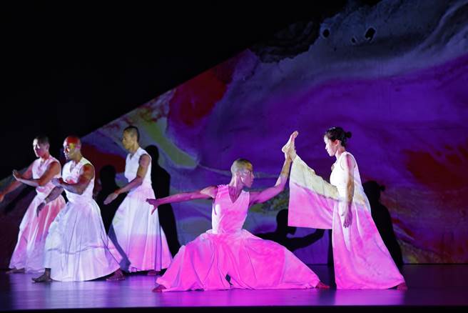 优人神鼓35周年经典《墨具五色》2.0。作品结合影像设计王奕盛与画家柯淑铃对生命的体悟，创造出表演者与舞台空间的绝妙意境。（陈信翰摄）