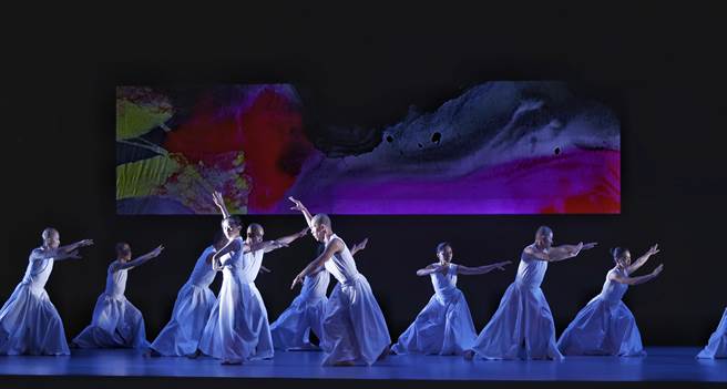 优人神鼓35周年经典《墨具五色》2.0。作品结合影像设计王奕盛与画家柯淑铃对生命的体悟，创造出表演者与舞台空间的绝妙意境。（陈信翰摄）