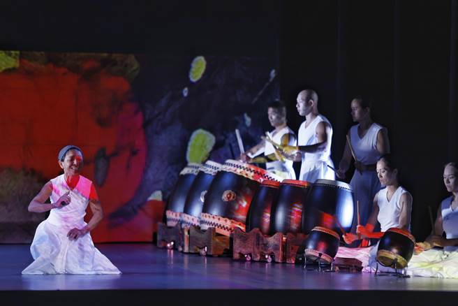 优人神鼓35周年经典《墨具五色》2.0。作品结合影像设计王奕盛与画家柯淑铃对生命的体悟，创造出表演者与舞台空间的绝妙意境。（陈信翰摄）