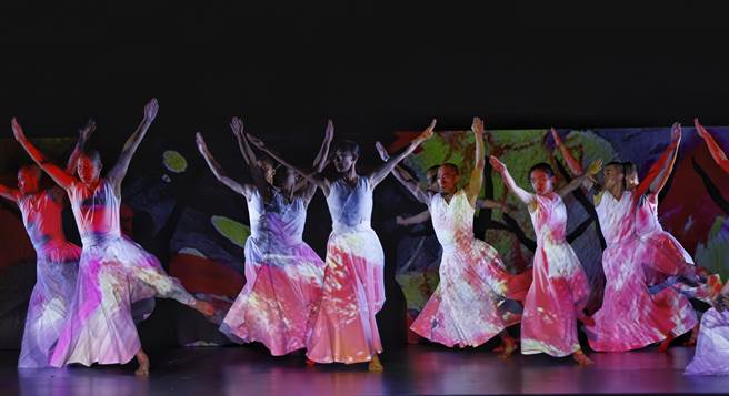 优人神鼓35周年经典《墨具五色》2.0。作品结合影像设计王奕盛与画家柯淑铃对生命的体悟，创造出表演者与舞台空间的绝妙意境。（陈信翰摄）