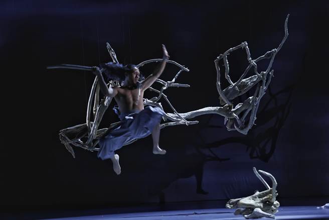 优人神鼓35周年经典《墨具五色》2.0。作品结合影像设计王奕盛与画家柯淑铃对生命的体悟，创造出表演者与舞台空间的绝妙意境。（陈信翰摄）