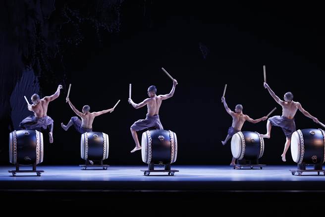 优人神鼓35周年经典《墨具五色》2.0。作品结合影像设计王奕盛与画家柯淑铃对生命的体悟，创造出表演者与舞台空间的绝妙意境。（陈信翰摄）