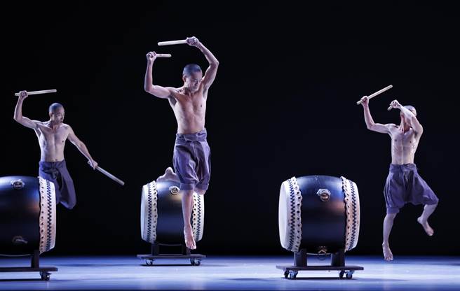 优人神鼓35周年经典《墨具五色》2.0。作品结合影像设计王奕盛与画家柯淑铃对生命的体悟，创造出表演者与舞台空间的绝妙意境。（陈信翰摄）